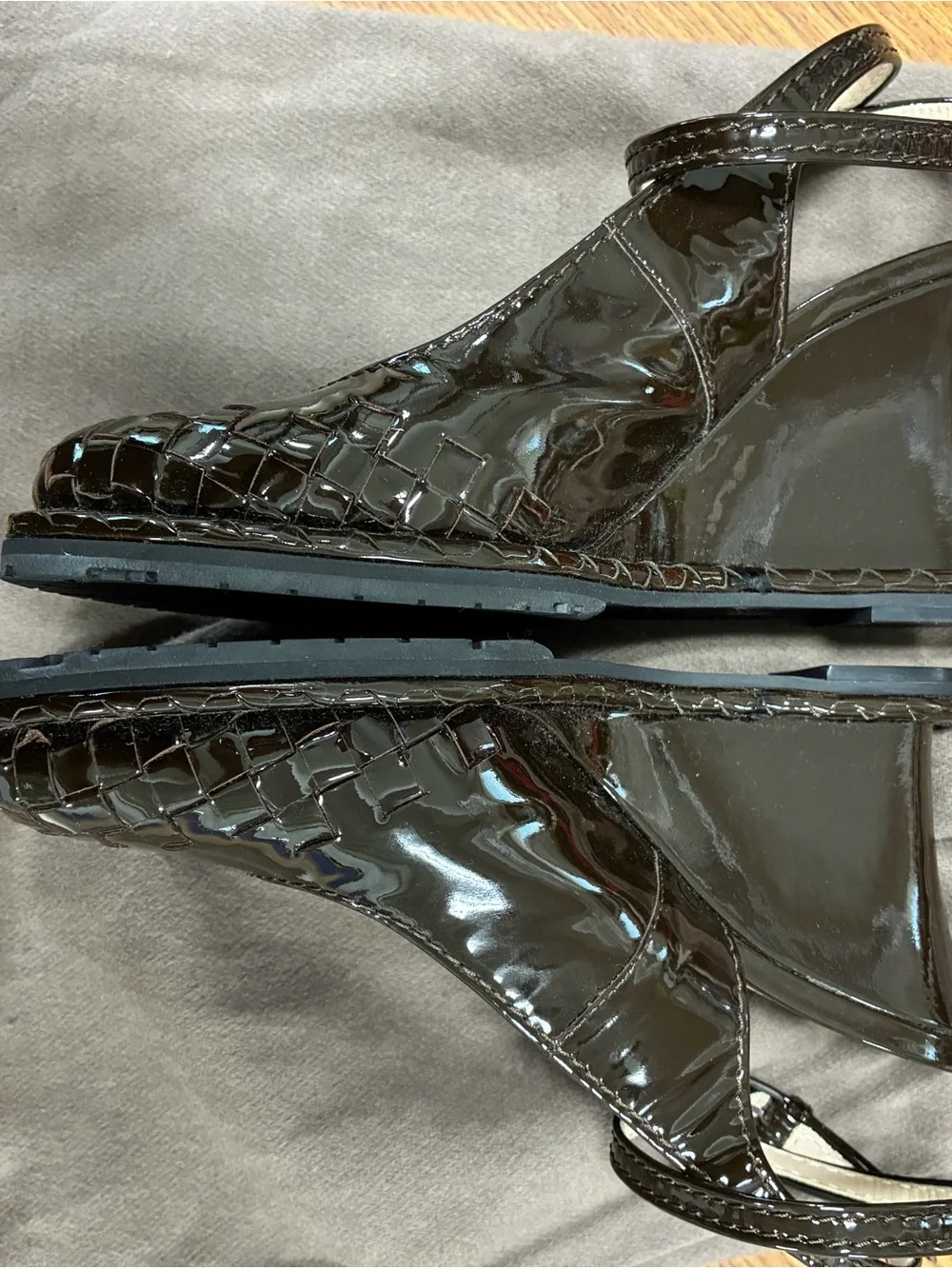 BOTTEGA VENETA 2010S DARK BROWN PATENT LEATHER HEELS